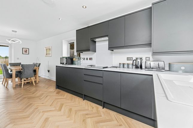 4, Egerton Close, Brighouse photo 4