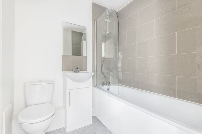Flat 15 St Michaels House, 69, Bell Green, London photo 4
