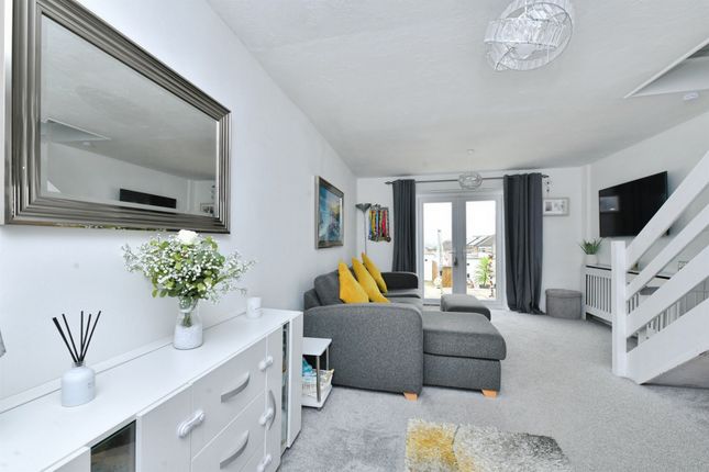 5, Gordon Court, Saltash photo 3
