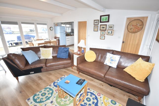 81, North East Riverbank, Potter Heigham photo 2