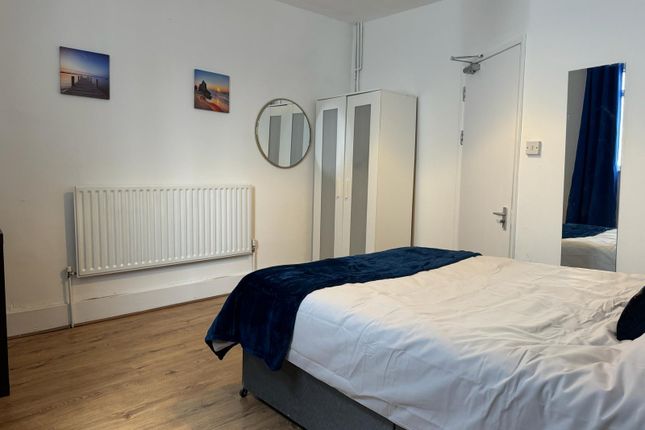 Shared accommodation to rent in Garratt Lane, London
