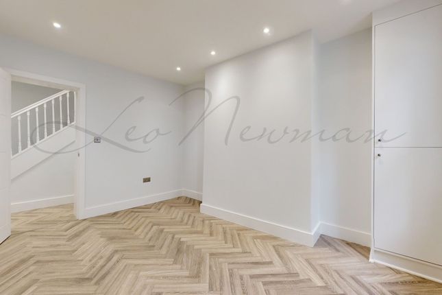Ground Duplex 3 bed 241, Upper Richmond Road, London photo 3