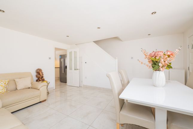 468, Gander Green Lane, Sutton photo 4