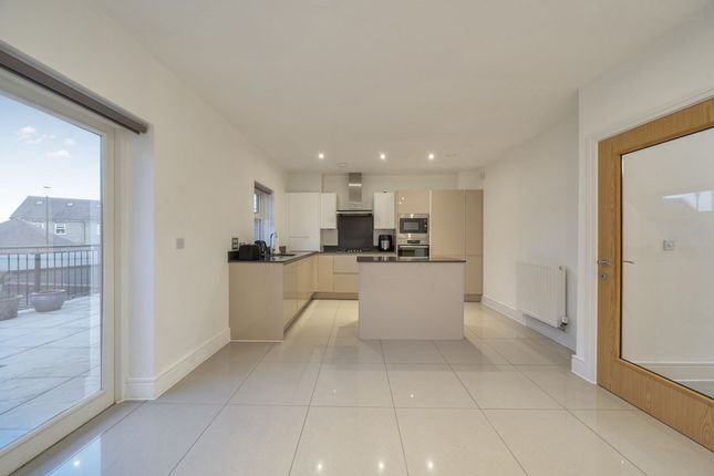 3 Adam Close, London photo 3