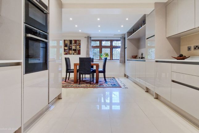 5B, Woodlands Close, Buckinghamshire photo 3