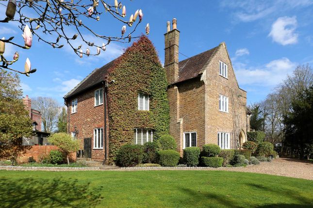 Country house to rent in Long Grove, Seer Green, Beaconsfield, Buckinghamshire