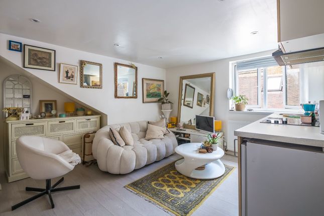 Flat B, 446 Streatham High Road, London photo 2