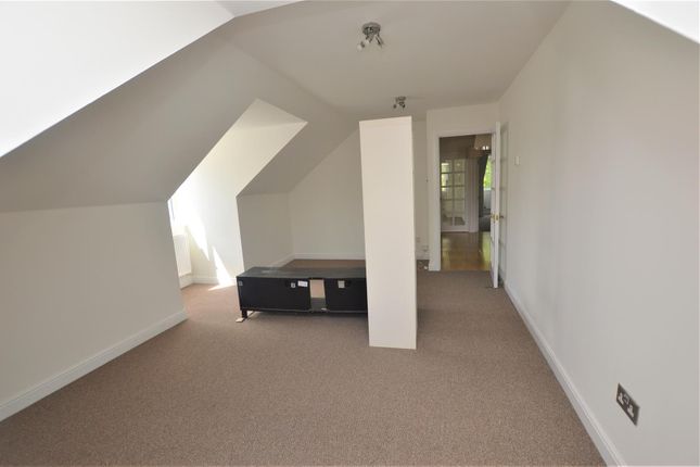 32, Basildon Close, Watford photo 3