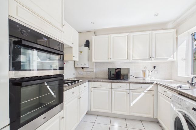 20, High Tree Close, Surrey photo 4