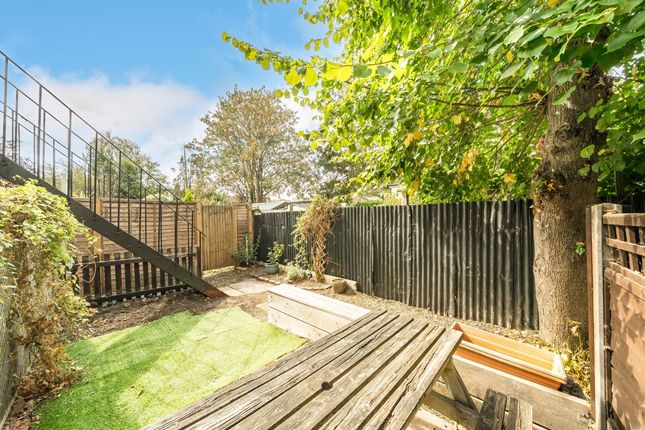12, Marlborough Close, London photo 4