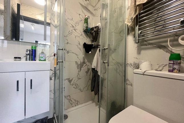 Room 4, 26, Wellington Avenue, Hounslow photo 5
