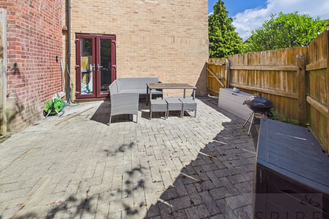 15 Guinevere Road, Crawley photo 4