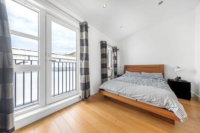 Thumbnail Flat to rent in Gerards Place, Clapham Common North Side, London