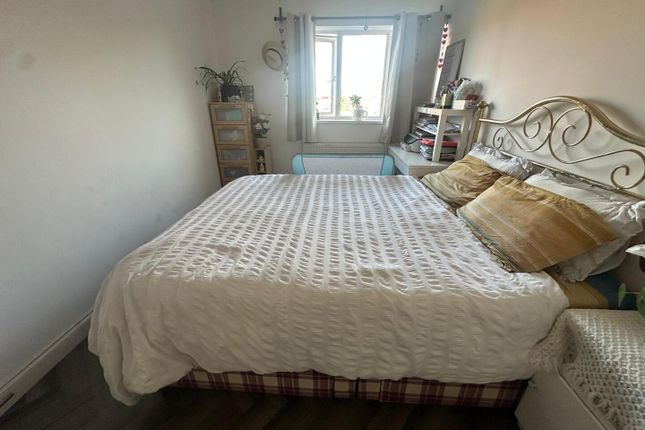 94, Grampian Way, Slough photo 3