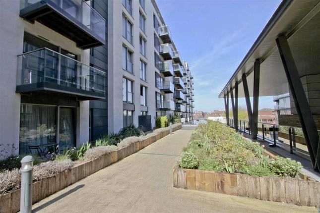 1-bed house on Flat 422, Vantage Building, Station Approach, Hayes, £125,000