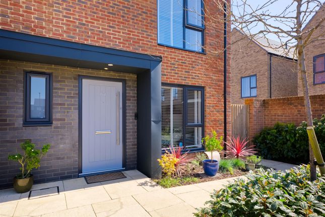 64, Bellevue Farm Road, Crawley photo 2