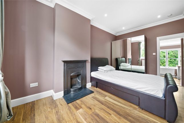 Flat for sale in Crescent Grove, Clapham Common, London