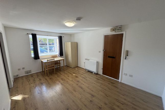 117, Gladbeck Way, Enfield photo 2