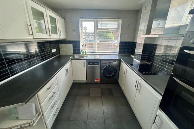 61, Victor Close, Hornchurch photo 2