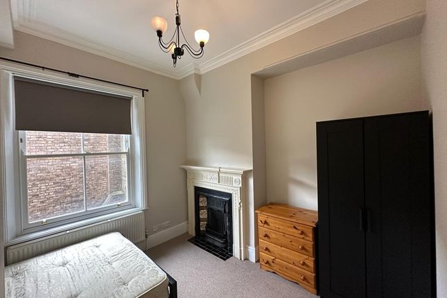 Flat 2, The Salisbury Hotel Grand Parade, London photo 3