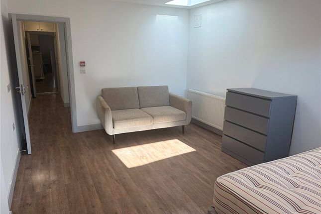 Flat 1, 66, High Street, Surrey photo 2