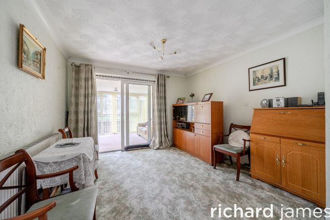 13, Thrushel Close, Swindon photo 4