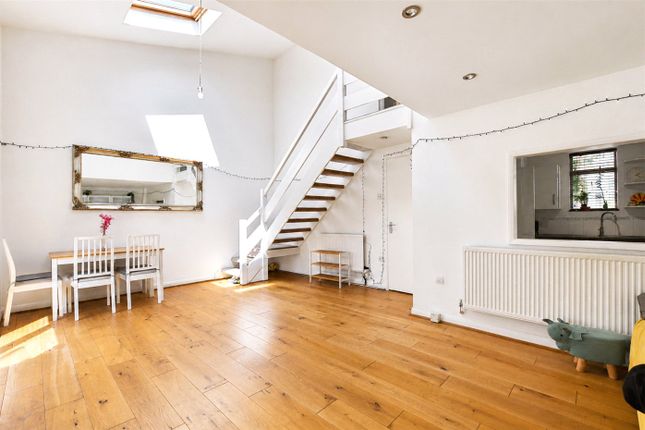 33, Eastcombe Avenue, London photo 4