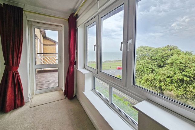 Flat 25, Knightsbridge Court,, Connaught Gardens East, Essex photo 3
