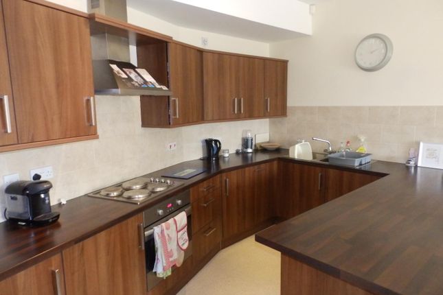 12, Highfield Court, West Yorkshire photo 4