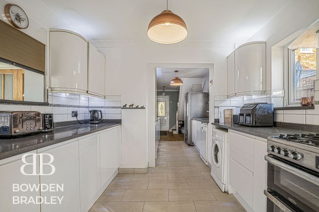 26 Fairview Drive, Chigwell photo 2