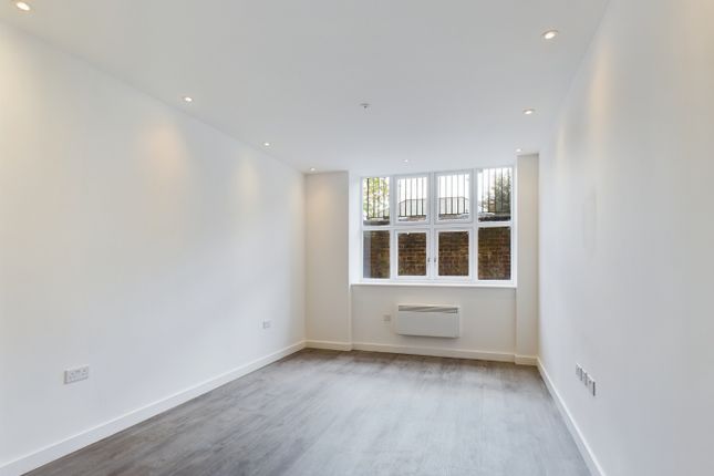 Flat for sale in Flat 6, Rembrandt House, 400 Whippendell Road, Watford