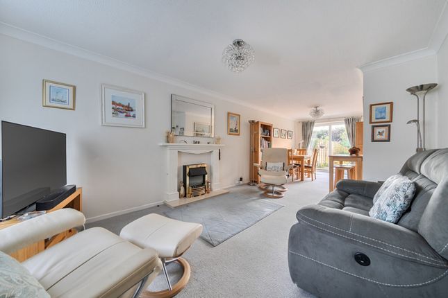 9 Tinghall, Bognor Regis photo 2