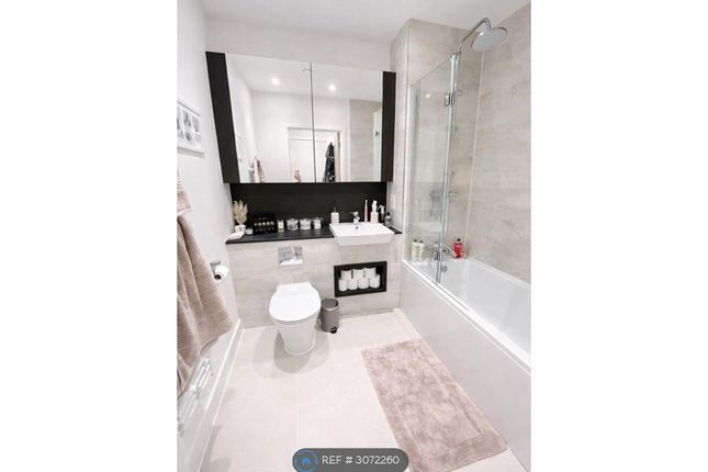Flat, Yarrow Apartments Bittacy Hill, London photo 3