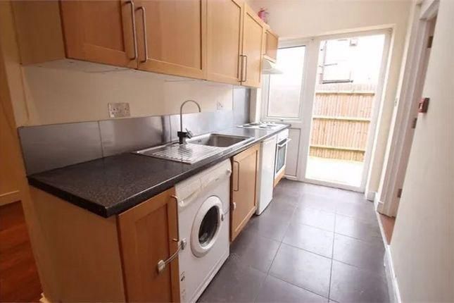 Flat 2. 80, Welldon Crescent, Harrow photo 2