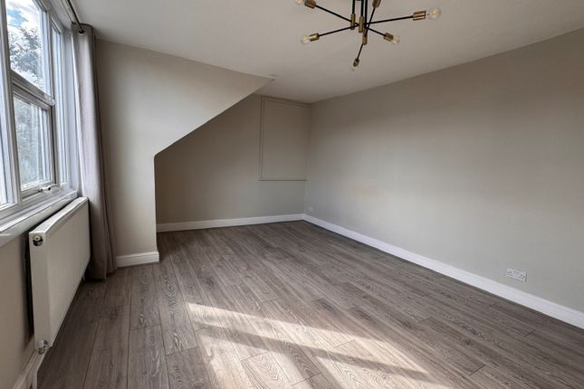 Flat 5, 58-60, Myddleton Road, Bowes Park photo 4