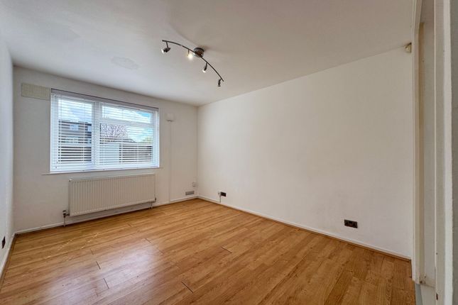 3 Kent House Stratton Close, Edgware photo 3