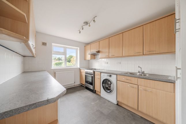 11, Rowan Close, Surrey photo 3
