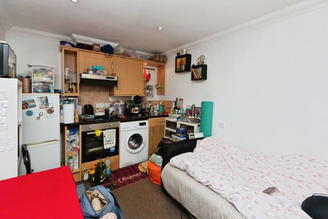Flat 3, Greenbanks, 16, Cliddesden Road, Hampshire photo 2