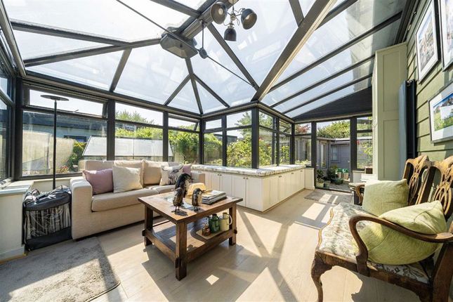 1 Northern Burway, Laleham Reach, Chertsey photo 3