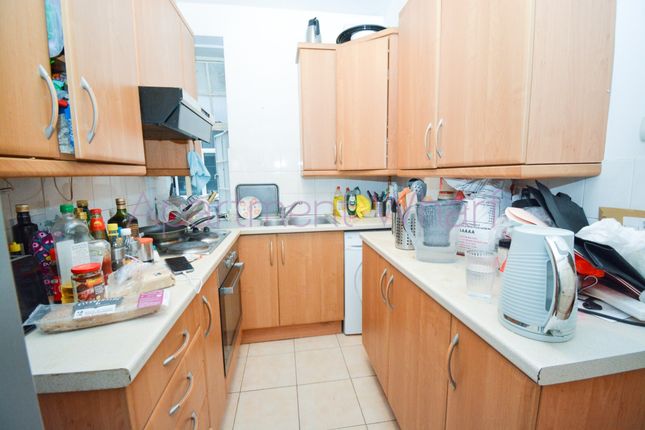 Room to rent in Peters Court, Porchester Road, Paddington