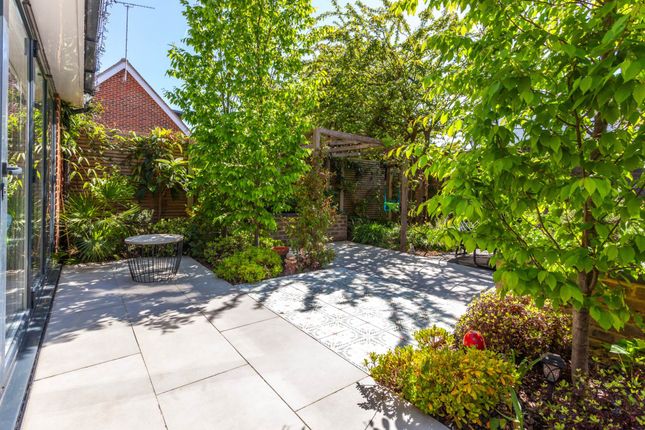 5, Little Woodcote Close, Reading photo 2