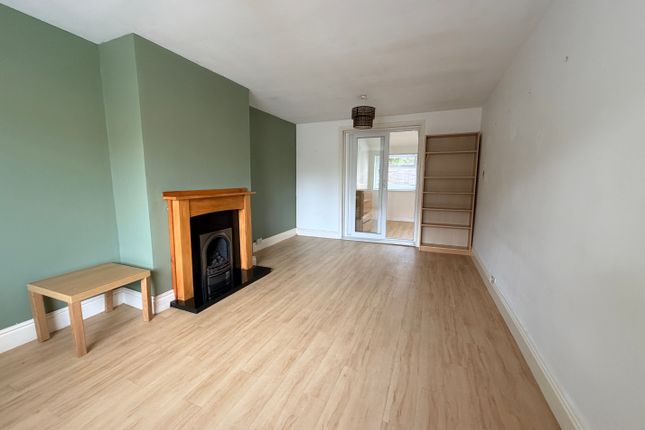2 Sefton Crescent, SALE photo 3