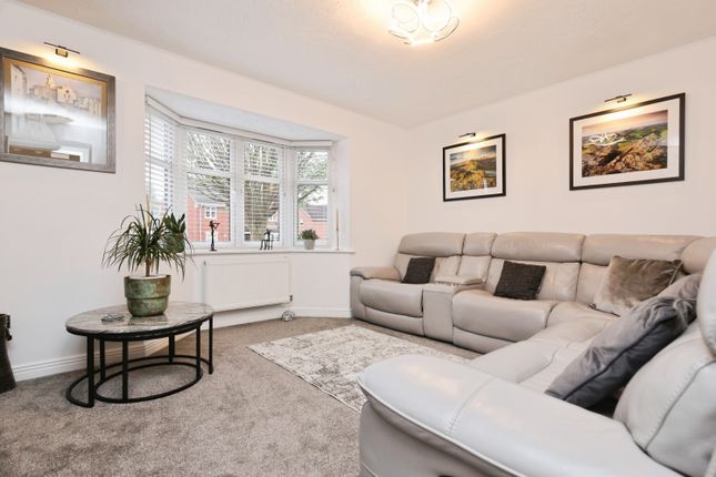 35, Swan Drive, Droitwich photo 2