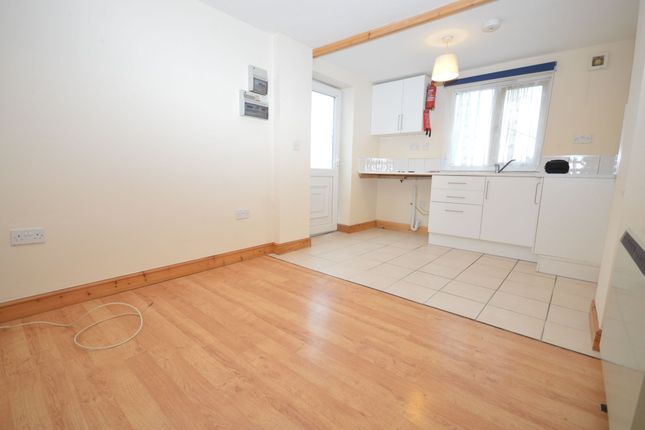 Flat 3, 246 Henver Road, Newquay photo 2