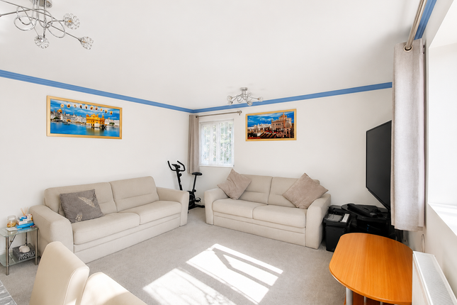 10, Sandown Close, Hounslow photo 3
