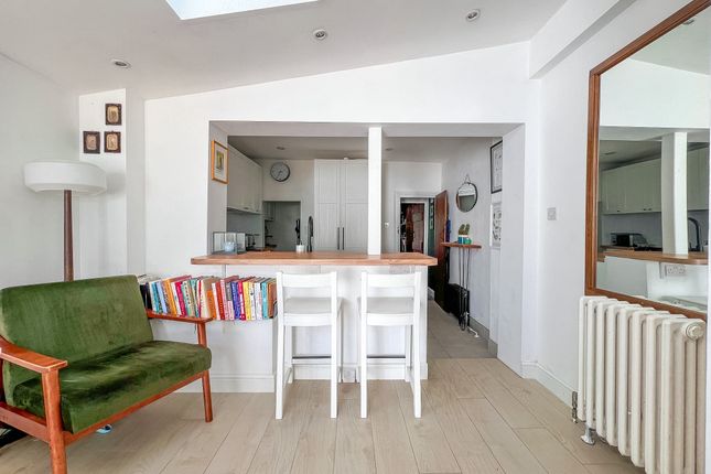 Bell Road, East Molesey photo 3