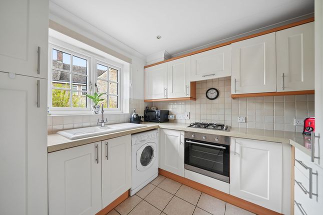 6 Swan Court, Witney photo 3