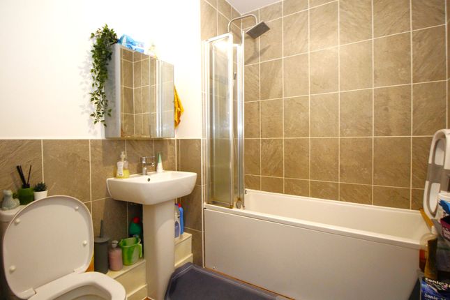 Flat 21, Armoury Court, Rainham photo 4