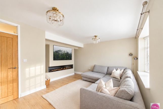 Hawthorn Crescent, Burton-On-Trent photo 3