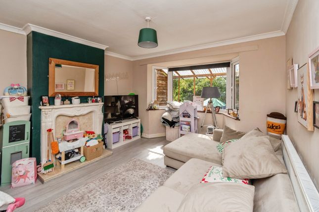 3, Woodside Place, Staffordshire photo 3